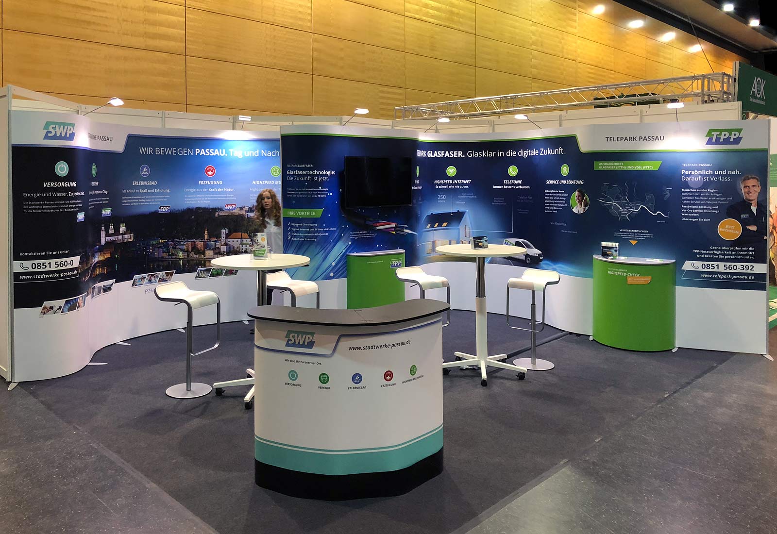 Referenzbilder Messestand mit Theke und Stühlen Referenzbilder Messestand mit Theke und Stühlen